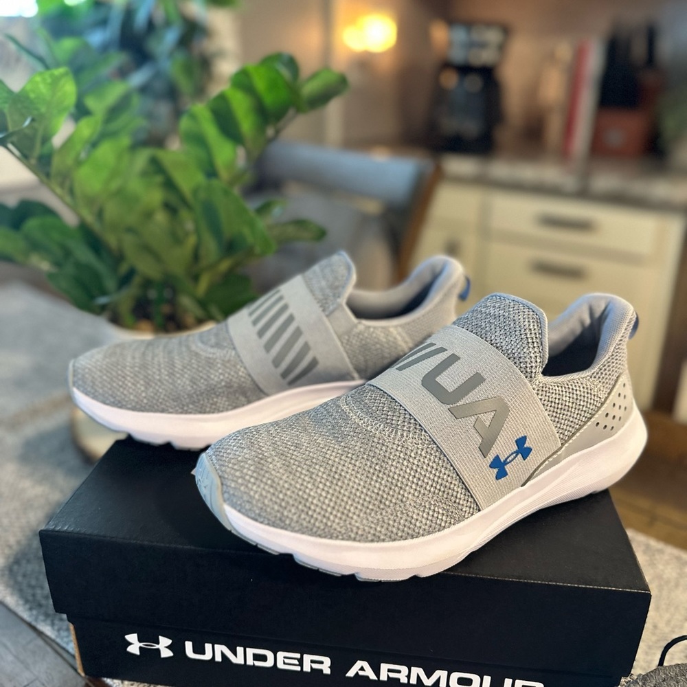 NEW IN BOX Under Armour Surge 3 Slip Men’s shoe size 8.5